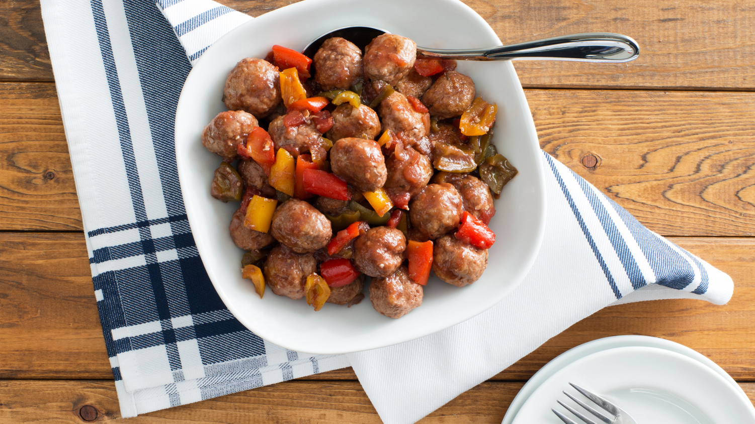 Boulettes de viande sucrées et relevées avec des piments